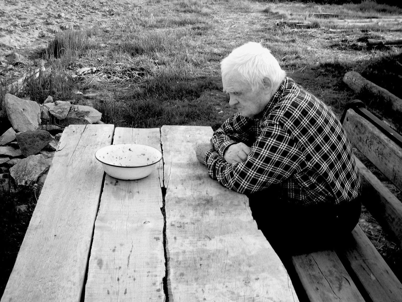 Еще вовсе человек не пожилой. Одинокий старик. Одиночество пожилых людей. Одинокий старик за столом. Одинокие бабушки и дедушки.